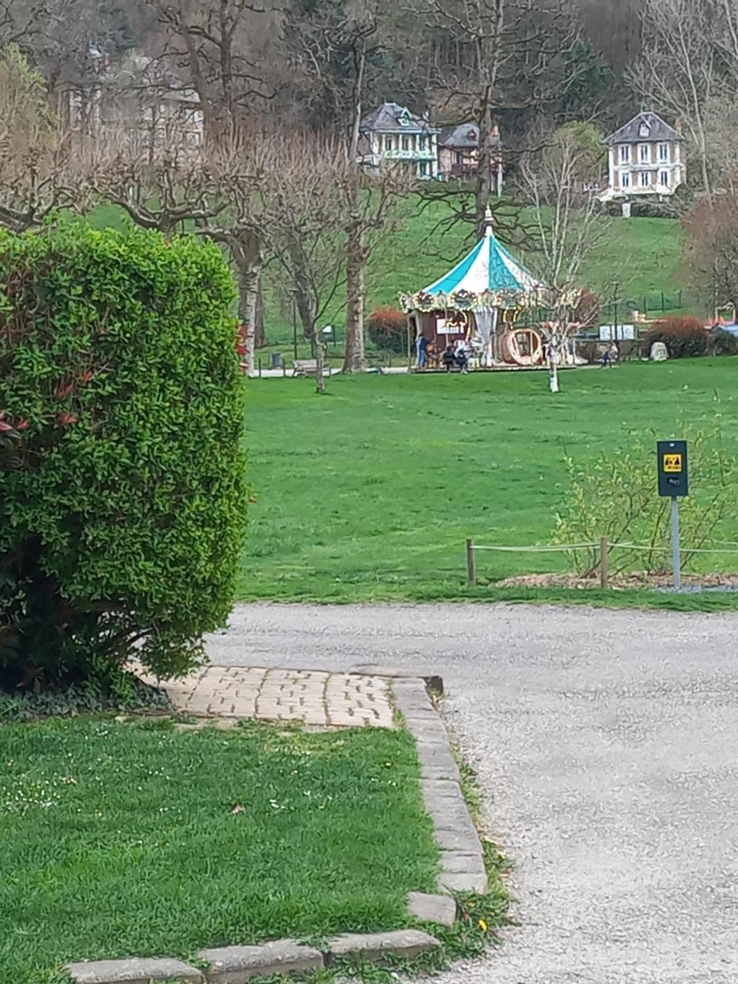 Residence Du Parc Saint-Martin-dʼUriage Kültér fotó